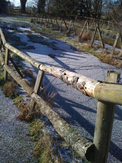 gefrorenes Wasser unterm Stacheldraht